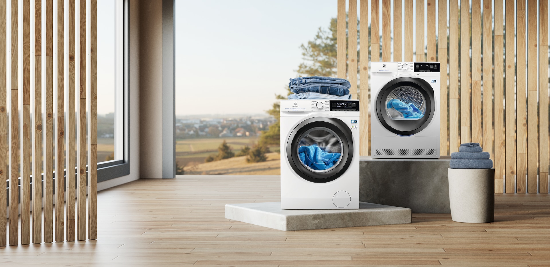 Electrolux buitiniais prietaisais, pro langą matomas pievų ir medžių fonas